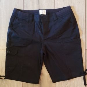 St. John's Bay Black 6p cargo shorts.